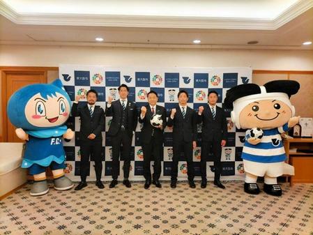 　東大阪市の野田市長（中央）を表敬訪問した（左から）ＦＣ大阪の塚原監督、近藤社長、ＤＦ岩本、ＭＦ木匠