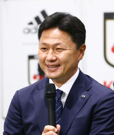 　サッカーの各日本代表の２０２２年日程発表で、記者会見するＵ－２１男子代表の大岩監督＝１７日（（Ｃ）ＪＦＡ）