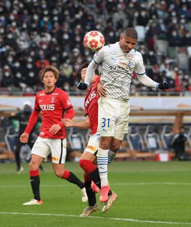 後半、ヘディングで同点のゴールを決める大分・ペレイラ＝国立競技場（撮影・堀内翔）