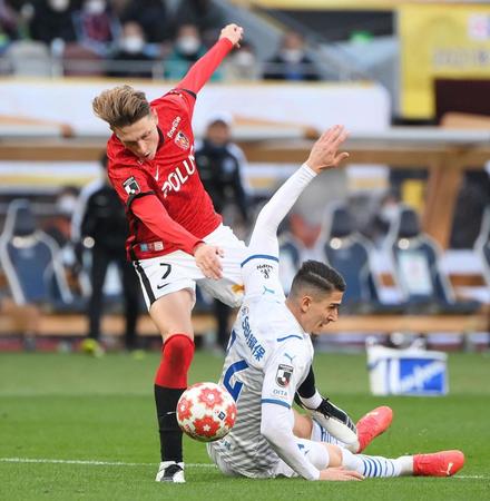 前半、競り合う浦和・キャスパーユンカー（左）と大分・エンリケトレヴィザン＝国立競技場（撮影・堀内翔）