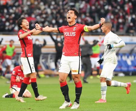 後半、優勝を決めてガッツポーズをする浦和・槙野智章＝国立競技場（撮影・堀内翔）