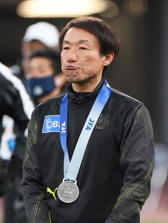 銀メダルを胸に厳しい表情を見せる大分・片野坂