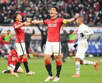 後半、優勝を決めてガッツポーズをする浦和・槙野智章＝国立競技場（撮影・堀内翔）