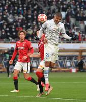 後半、ヘディングで同点のゴールを決める大分・ペレイラ＝国立競技場（撮影・堀内翔）