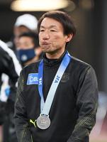 銀メダルを胸に厳しい表情を見せる大分・片野坂