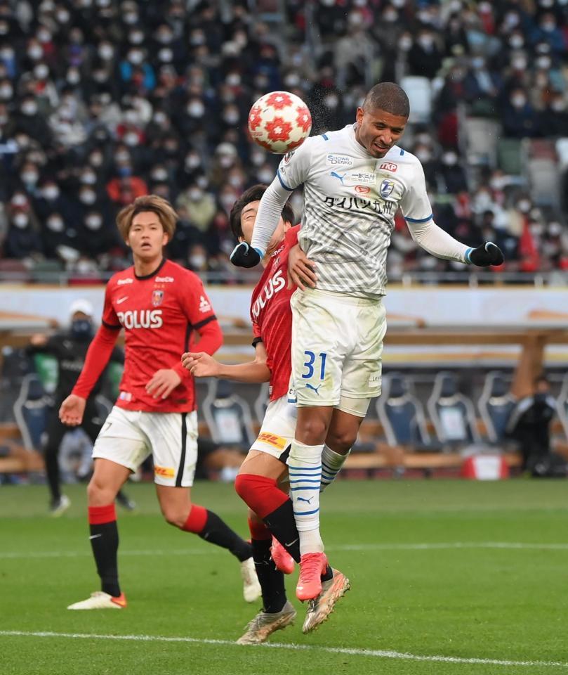 後半、ヘディングで同点のゴールを決める大分・ペレイラ＝国立競技場（撮影・堀内翔）