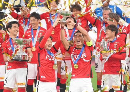 　ともに退団する宇賀神（左）と天皇杯を掲げる浦和・槙野（撮影・堀内翔）