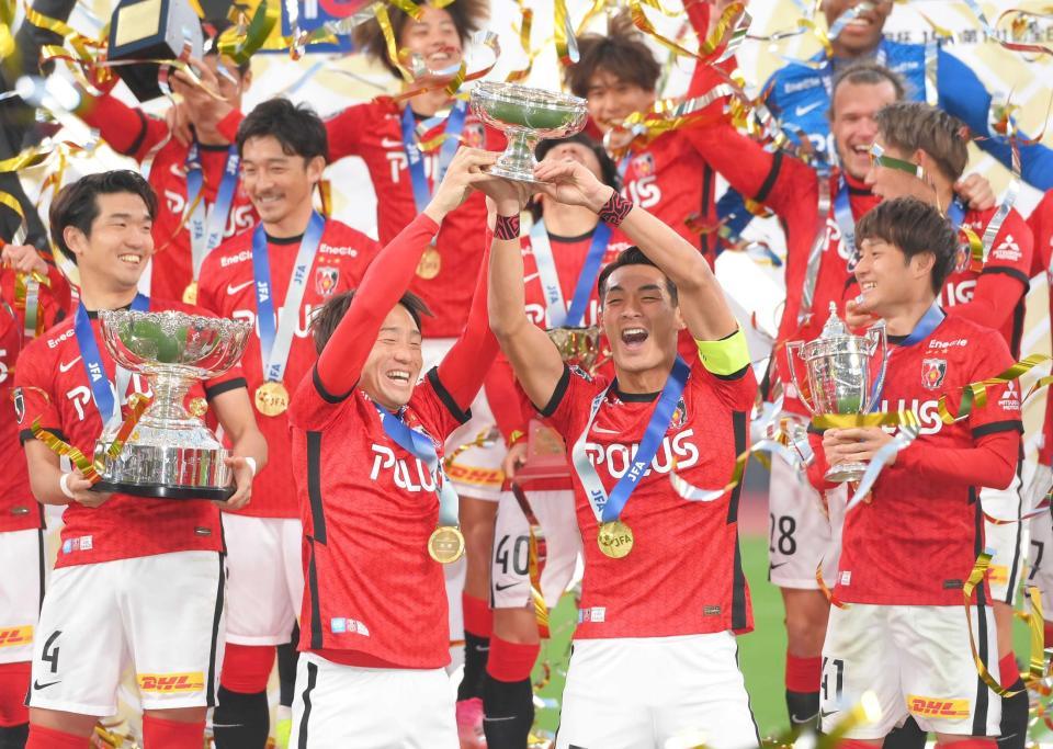 　ともに退団する宇賀神（左）と天皇杯を掲げる浦和・槙野（撮影・堀内翔）