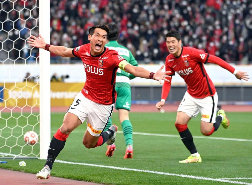 　試合終了間際に決勝ゴールを決めて駆けだす浦和・槙野（左）