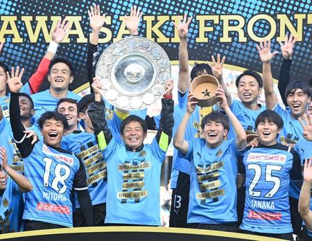 　リーグ優勝を果たし喜ぶ川崎・鬼木監督とイレブン＝２１年１１月