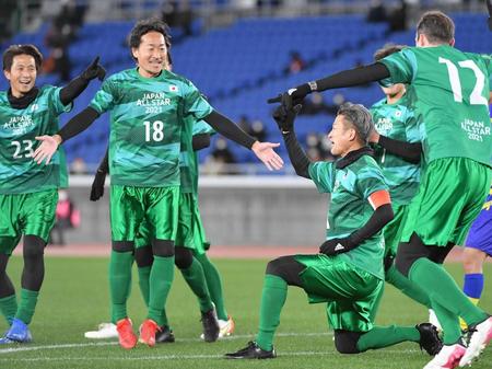 　ゴールを決めカズダンスを披露する三浦知良（撮影・伊藤笙子）