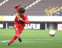 　前半、先制ゴールを決める流通経大柏・小林恭太（撮影・伊藤笙子）