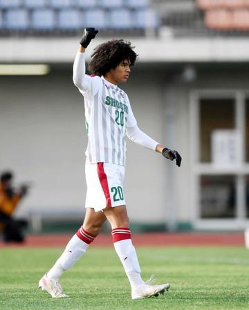 　ＰＫ戦でゴールを揺らしガッツポーズを決める尚志のチェイス・アンリ（撮影・開出牧）