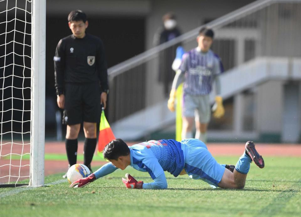 　ＰＫ戦で２本止める尚志の“ＰＫキーパー”布川。右後方は瀬戸内のＧＫ大木