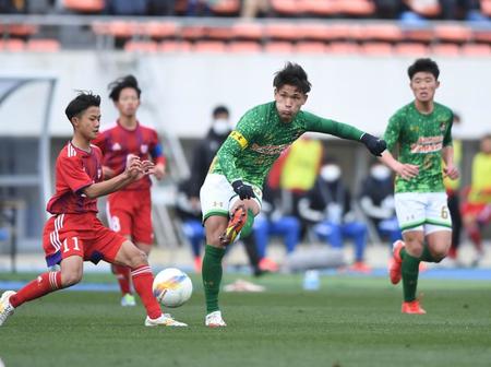 　後半、シュートを放つ青森山田・松木玖生（撮影・開出牧）