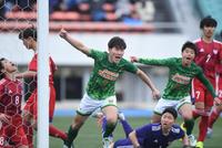 　後半、先制ゴールを揺らし雄叫びをあげる青森山田・名須川真光（中央）＝撮影・開出牧