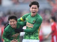 　後半、２点目のゴールを決めた田澤夢積（左）に駆け寄り喜びを爆発させる青森山田・松木玖生（撮影・開出牧）