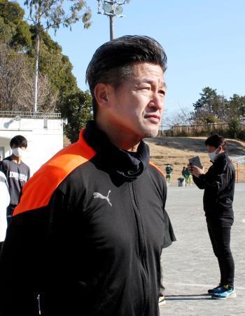 　地元クラブの初蹴りに参加後、取材に応じるサッカー元日本代表の三浦知良＝２日、静岡市