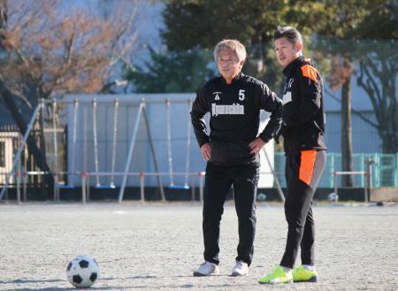 　兄の泰年氏（左）と地元クラブの初蹴りに参加したサッカー元日本代表の三浦知良＝２日、静岡市
