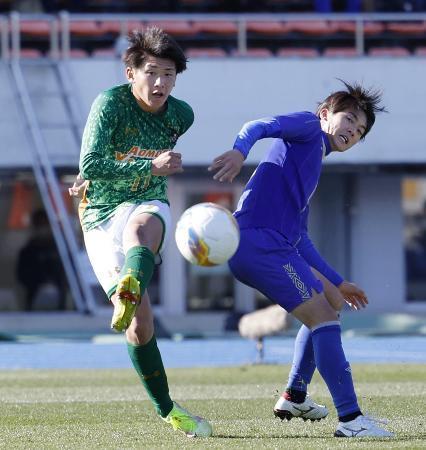 　阪南大高-青森山田　前半、ゴールを狙う青森山田・藤森（左）＝駒沢