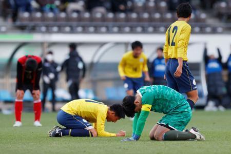 　関東第一に敗れ、肩を落とす矢板中央のＧＫ藤井（手前右）＝フクアリ