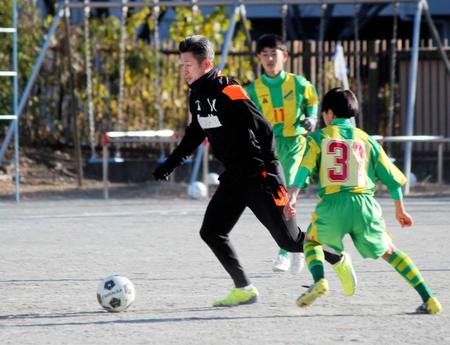 　地元クラブの初蹴りに参加し、ミニゲームでドリブルするサッカー元日本代表の三浦知良