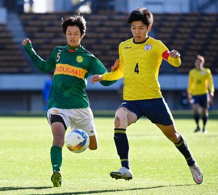 　前半、競り合う静岡学園・菊池（左）と関東第一・池田健