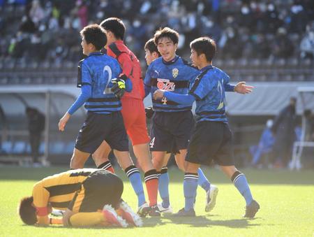 　準決勝進出を決め歓喜する大津イレブン＝４日