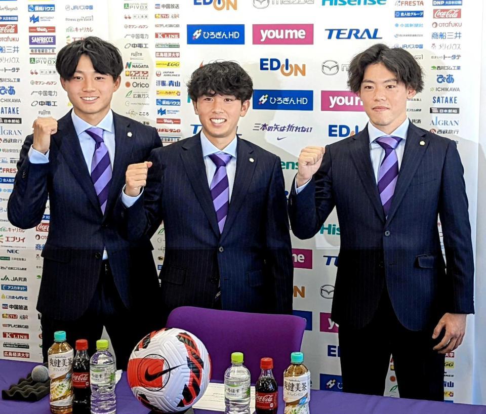 　入団会見でガッツポーズする（右から）満田、仙波、棚田