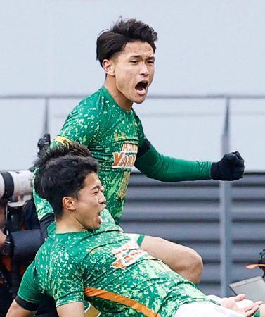 　大津-青森山田　後半、チーム３点目のゴールを決め喜ぶ青森山田・松木（奥）＝国立競技場