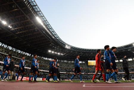 　青森山田に敗れ、肩を落とす大津の選手たち