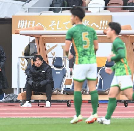 　前半、青森山田・丸山（５）に先制ゴールを許しピッチを静かに見つめる大津・平岡和徳監督（左）＝撮影・高石航平