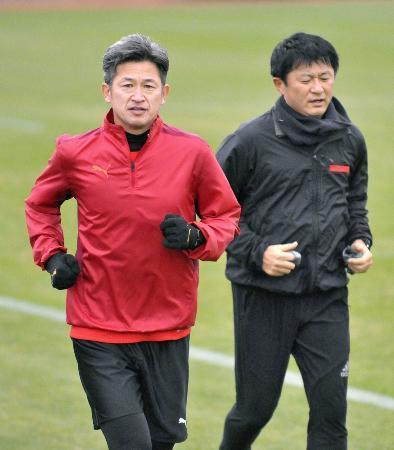 　自主トレーニングするサッカー元日本代表の三浦知良（左）＝２０２１年１２月２２日、大阪府内