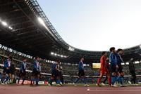 　青森山田に敗れ、肩を落とす大津の選手たち