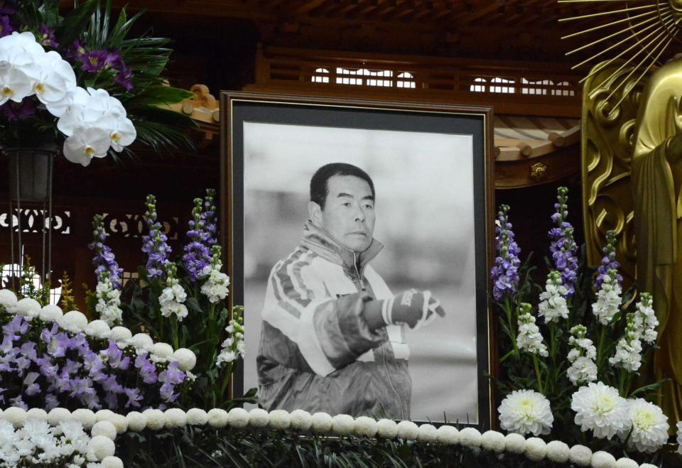 　祭壇に飾られた小嶺さんの遺影