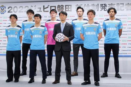 　新体制発表の記者会見で記念撮影するＪ１磐田の伊藤彰新監督（中央）。右後ろは杉本＝１０日、ヤマハスタジアム