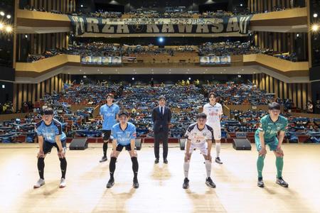 　新体制発表の記者会見に臨んだＪ１川崎の鬼木監督（中央）と新加入選手（Ｃ）ＫＡＷＡＳＡＫＩ　ＦＲＯＮＴＡＬＥ