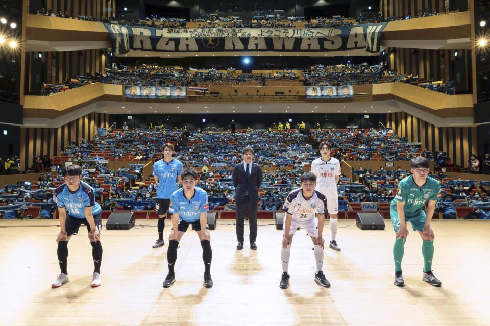 　新体制発表の記者会見に臨んだＪ１川崎の鬼木監督（中央）と新加入選手（Ｃ）ＫＡＷＡＳＡＫＩ　ＦＲＯＮＴＡＬＥ