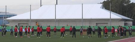 　練習前に黙とうするサッカー日本代表（撮影・堀内翔）
