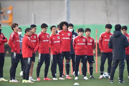 　練習前に森保一監督（右端）の話を聞く日本代表イレブン（撮影・堀内翔）
