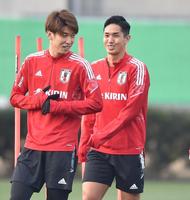 　練習前に談笑する大迫勇也（左）と武藤嘉紀（撮影・堀内翔）