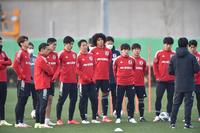 　練習前に森保一監督（右端）の話を聞く日本代表イレブン（撮影・堀内翔）