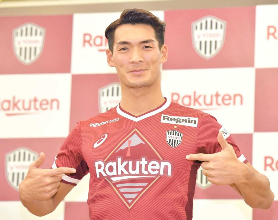 　新天地のユニホームを着て笑顔の神戸・槙野（撮影・吉澤敬太）