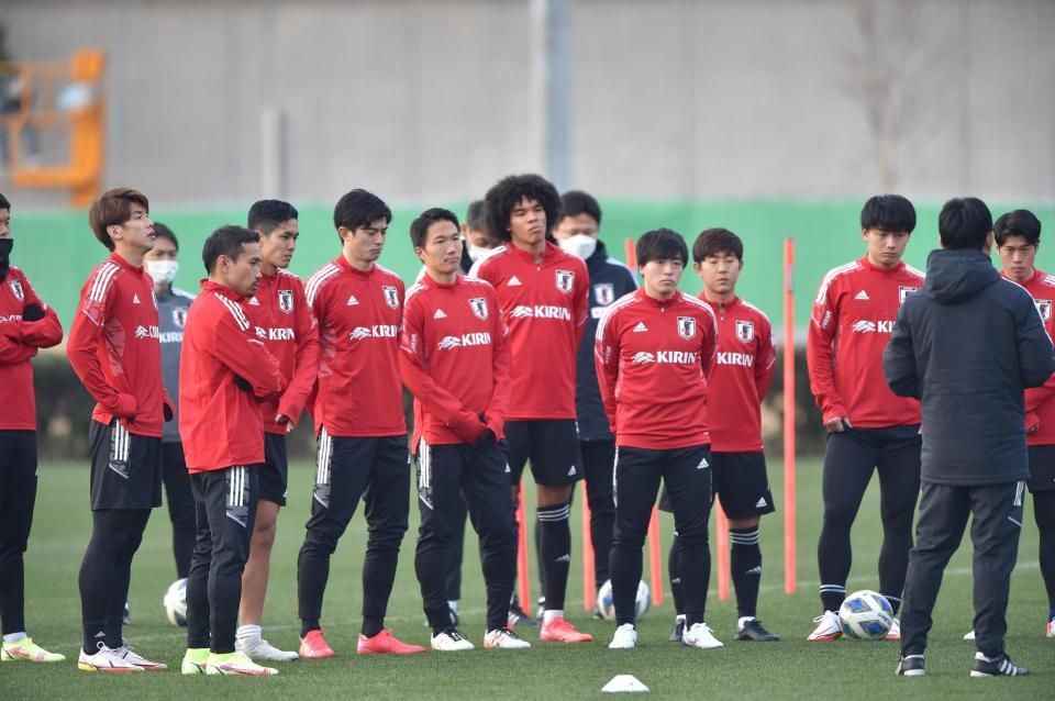 　練習前に森保一監督（右端）の話を聞く日本代表イレブン（撮影・堀内翔）