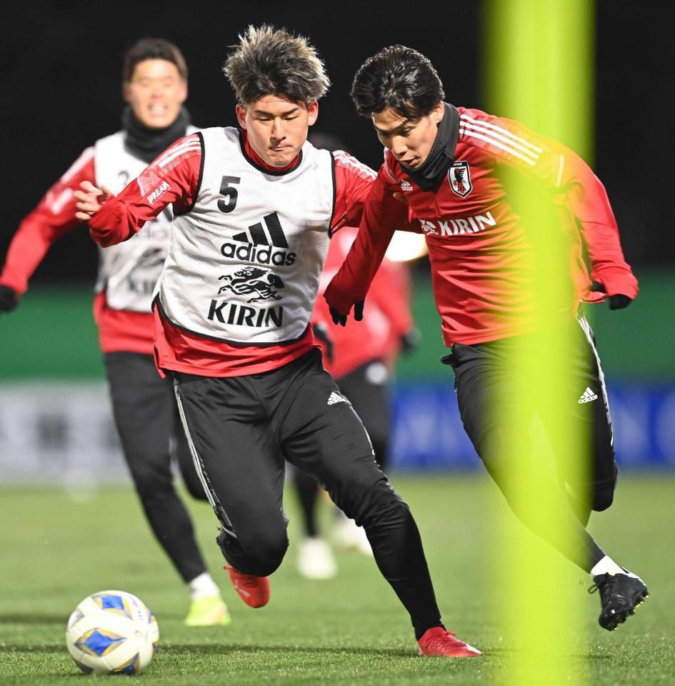 　ミニゲームで江坂（右）と競り合う西尾（撮影・高石航平）