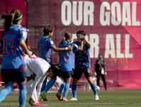 　後半、ゴールが決まり成宮とタッチを交わす猶本（ＡＰ＝共同）