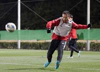 　シュート練習でセンタリングをあげる長友佑都（撮影・金田祐二）