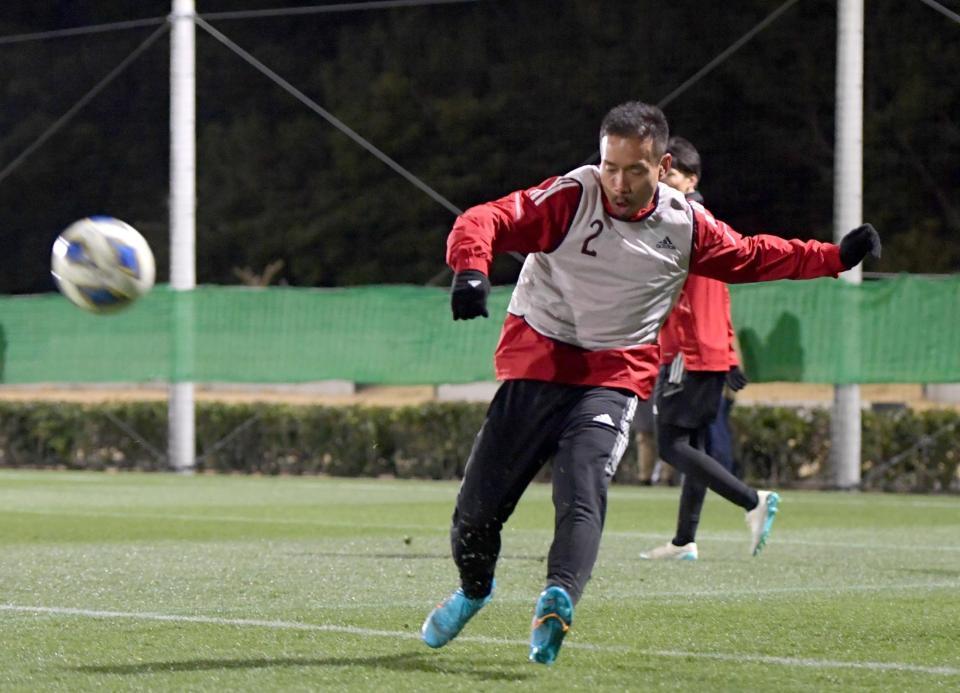 　シュート練習でセンタリングをあげる長友佑都（撮影・金田祐二）