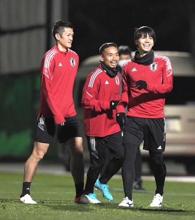 　練習中に笑顔を見せる（左から）植田、長友、田中（撮影・金田祐二）