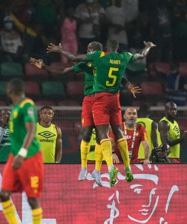 カメルーン、ガンビアが８強へサッカー、アフリカ選手権